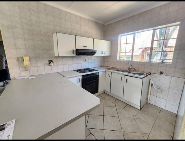 3 BEDROOM TOWNHOUSE FOR SALE IN GLENVISTA